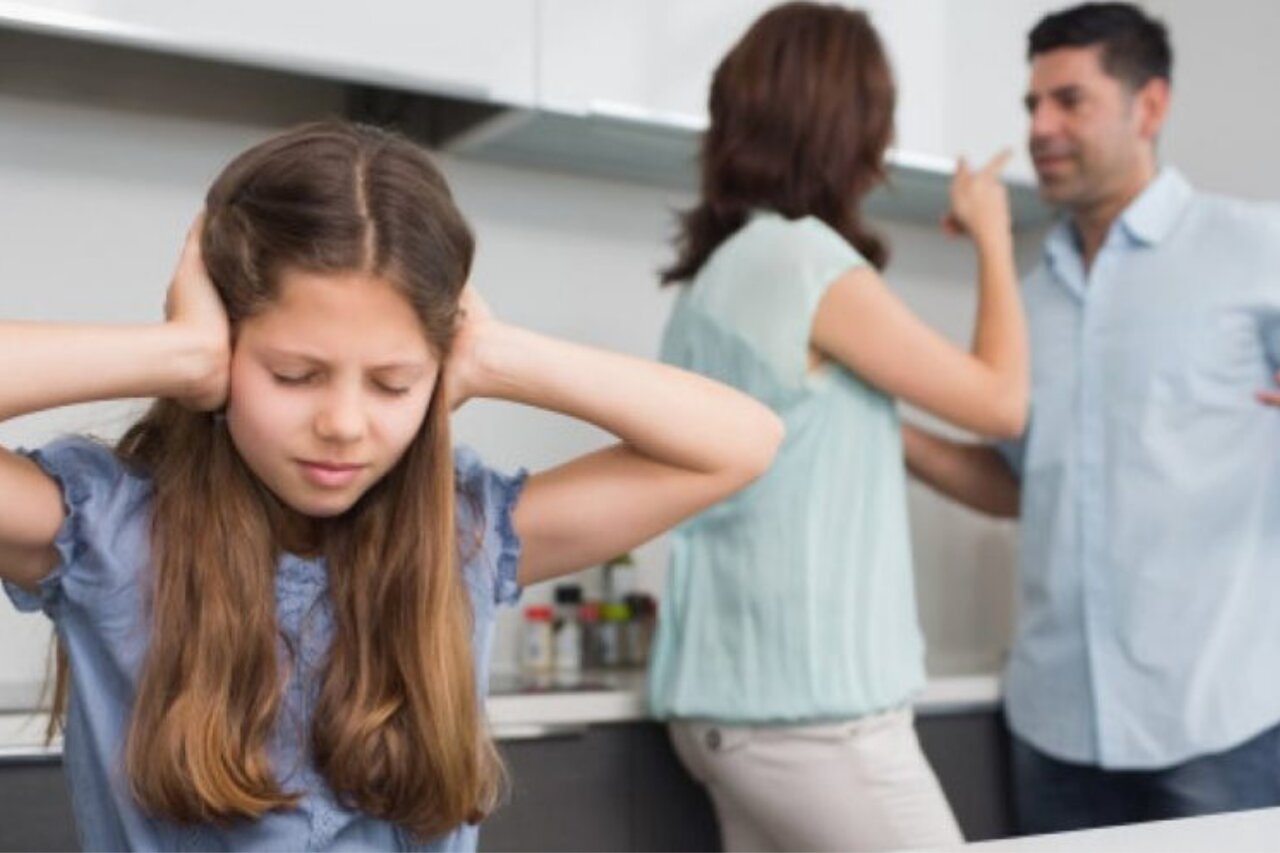 لطفا فرزندان را وارد مشکلات خودتان نکنید