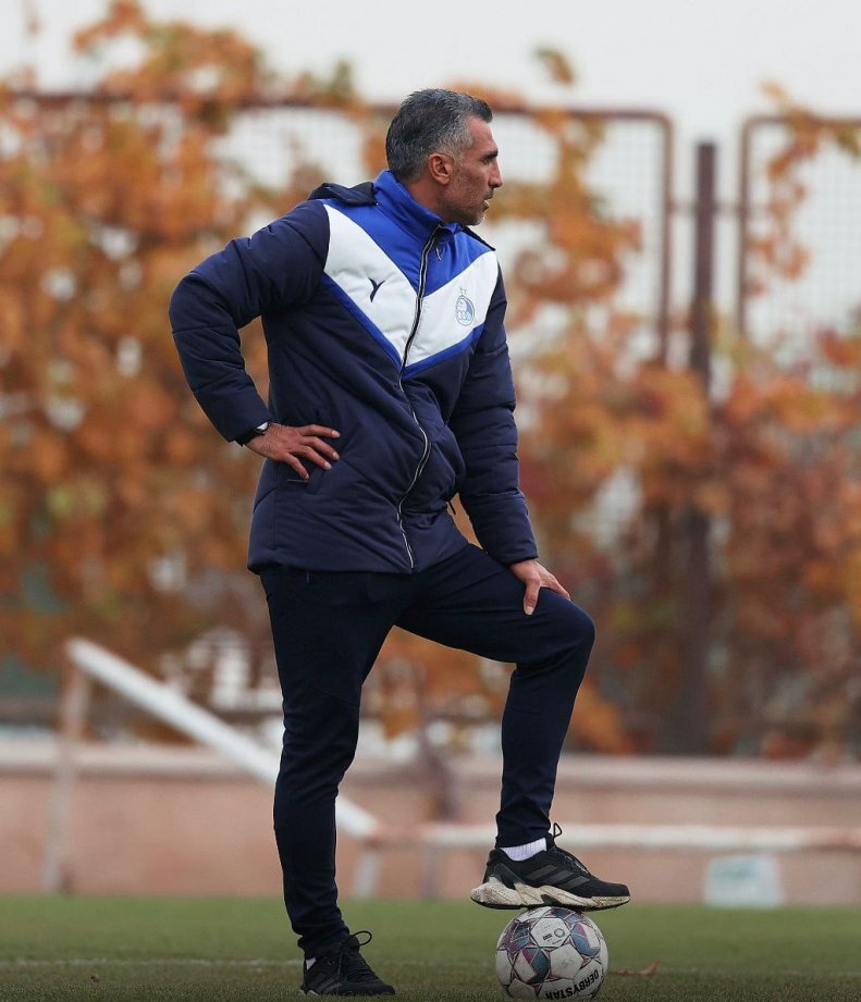 عکس | وقتی هاشمینسب ژست دربی میگیرد! | انگیزه زیاد مربی آبیها برای نبرد با پرسپولیس