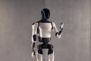 ربات انسان‌نما در حال تاکردن لباس! | شاهکار جدید ایلان ماسک را ببینید