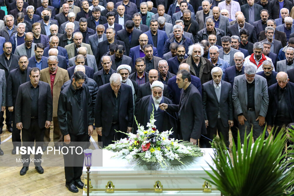 نماز خواندن ناطق نوری بر پیکر یک چهره ورزشی | عکس