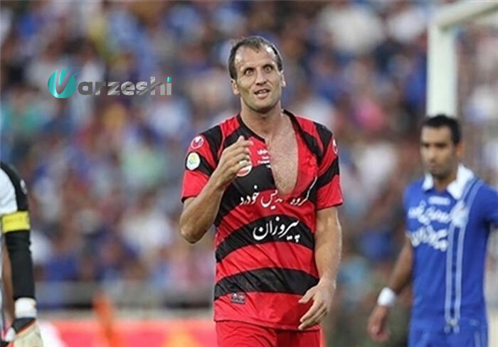 عکس | یقه گیری و پاره کردن پیراهن پرسپولیس توسط جواد نکونام