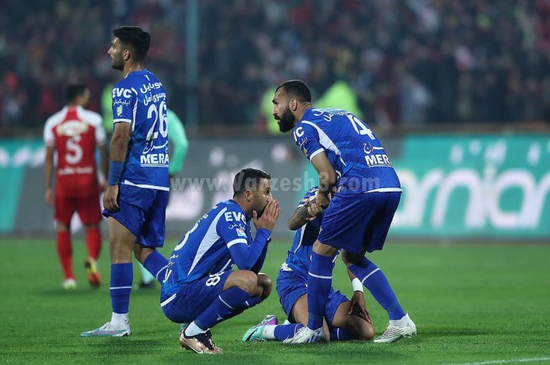 بهت و ناباوری بعد از گل پرسپولیس در دربی | زانو زدن و دلداری استقلالیها به یک بازیکن