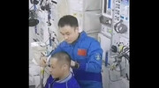تصاویری جالب از کوتاه کردن موی سر در فضا | استفاده فضانوردان از جاروبرقی و وسایل ویژه!