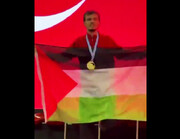 رفتار متفاوت و خاص قهرمان کونگ فو اروپا هنگام دریافت جایزه | بالابردن پرچم فلسطین و اجرای رقص «دابکه»