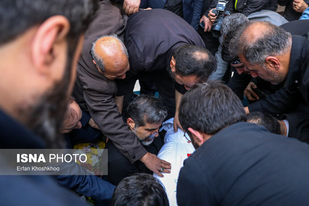 وزیر فرهنگ شهید گمنام را به خاک سپرد | تصاویر