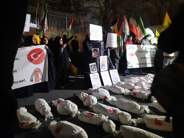 تجمع دانشجویان مشهدی مقابل کنسولگری ترکیه