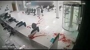 (۱۸+) درگیری مرگبار وسط سالن بانک ؛ لحظه کشته شدن سارق مسلح | ببینید