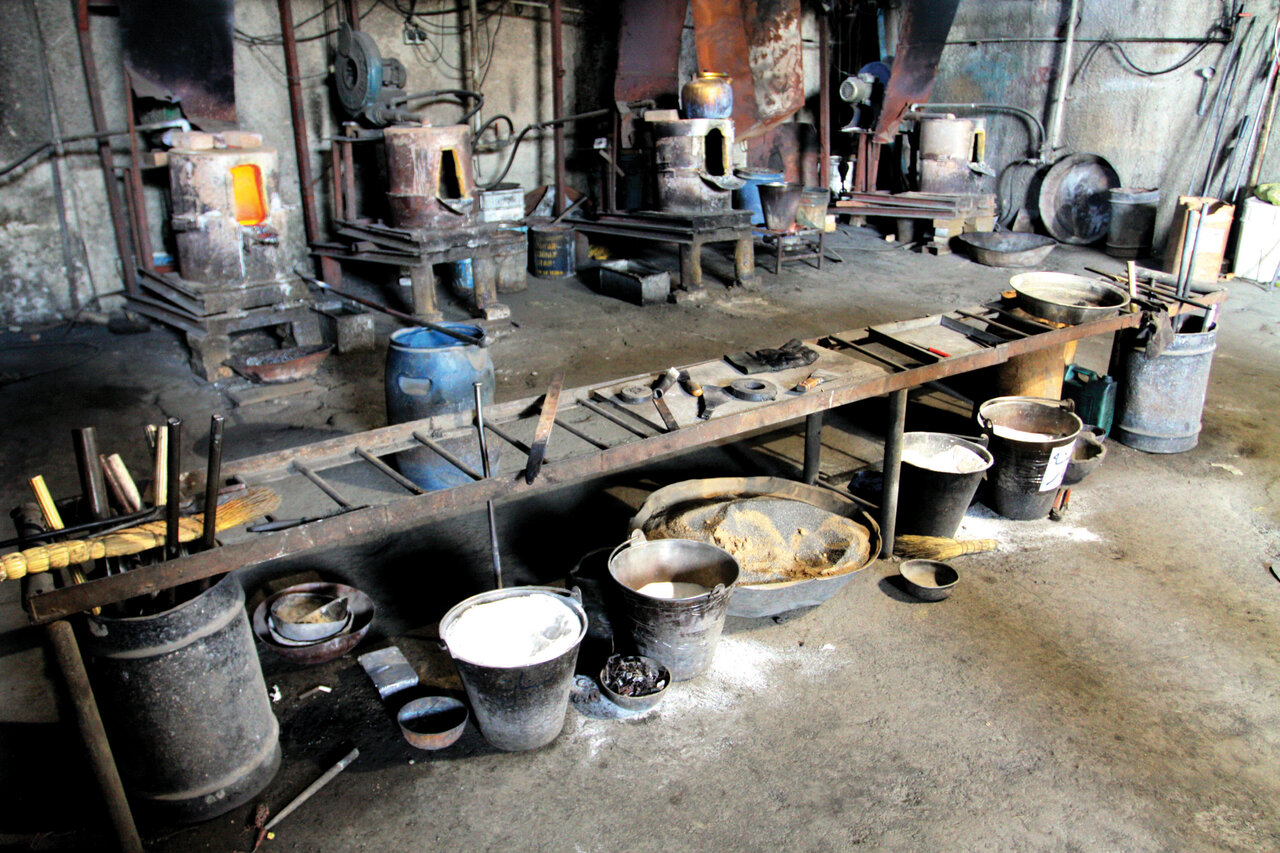 استخراج طلا از چاه فاضلابی در بازار تهران | کشف طلای ۲۴ عیار از کانال کولر! | شغلی که از زباله، طلای ۲۴ عیار میسازد