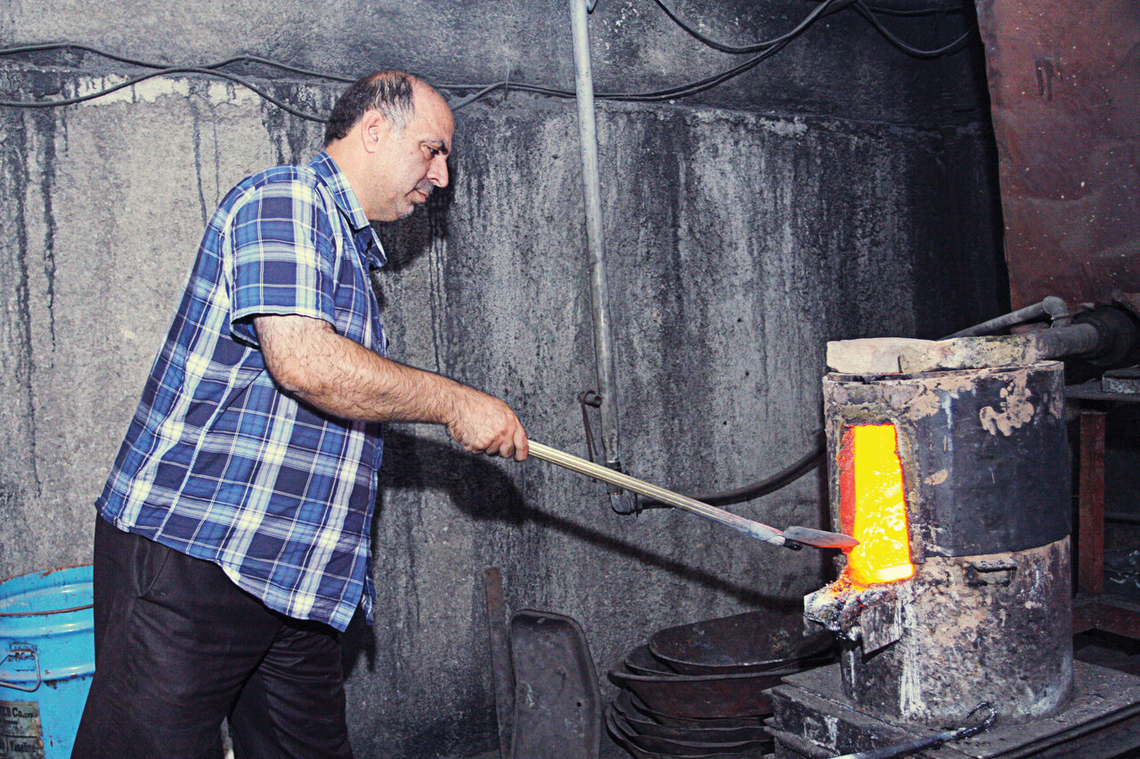 استخراج طلا از چاه فاضلابی در بازار تهران | کشف طلای ۲۴ عیار از کانال کولر! | شغلی که از زباله، طلای ۲۴ عیار میسازد
