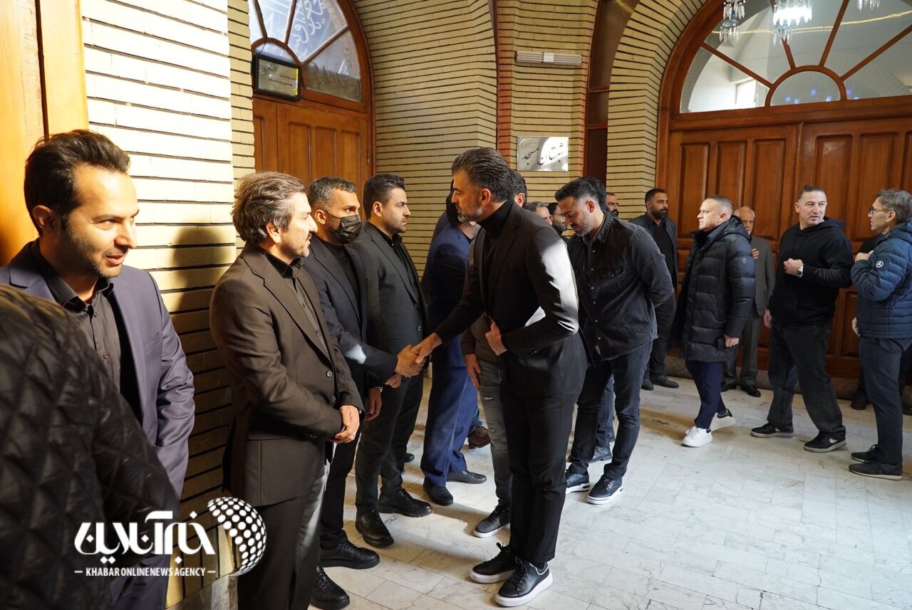 حضور قلعه نویی در مراسم ختم مادر مجری معروف | تصاویر