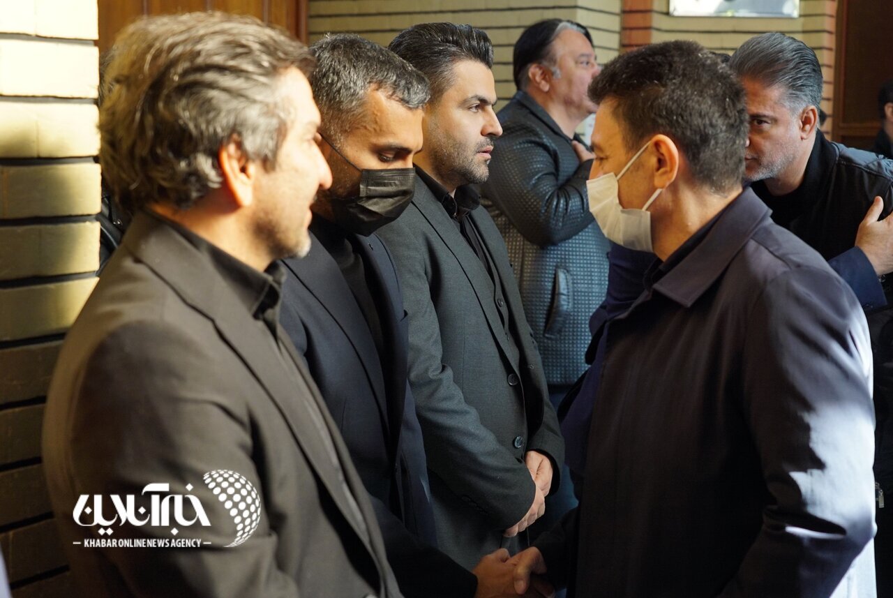 حضور قلعه نویی در مراسم ختم مادر مجری معروف | تصاویر