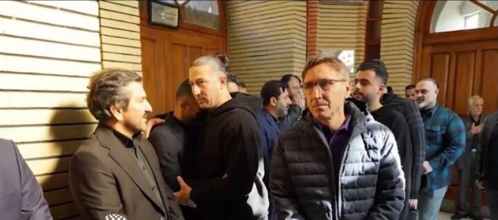 تصاویر حضور چهرههای خارجی در مراسم ختم مادر محمد حسین میثاقی | این اشخاص چه کسانی بودند؟