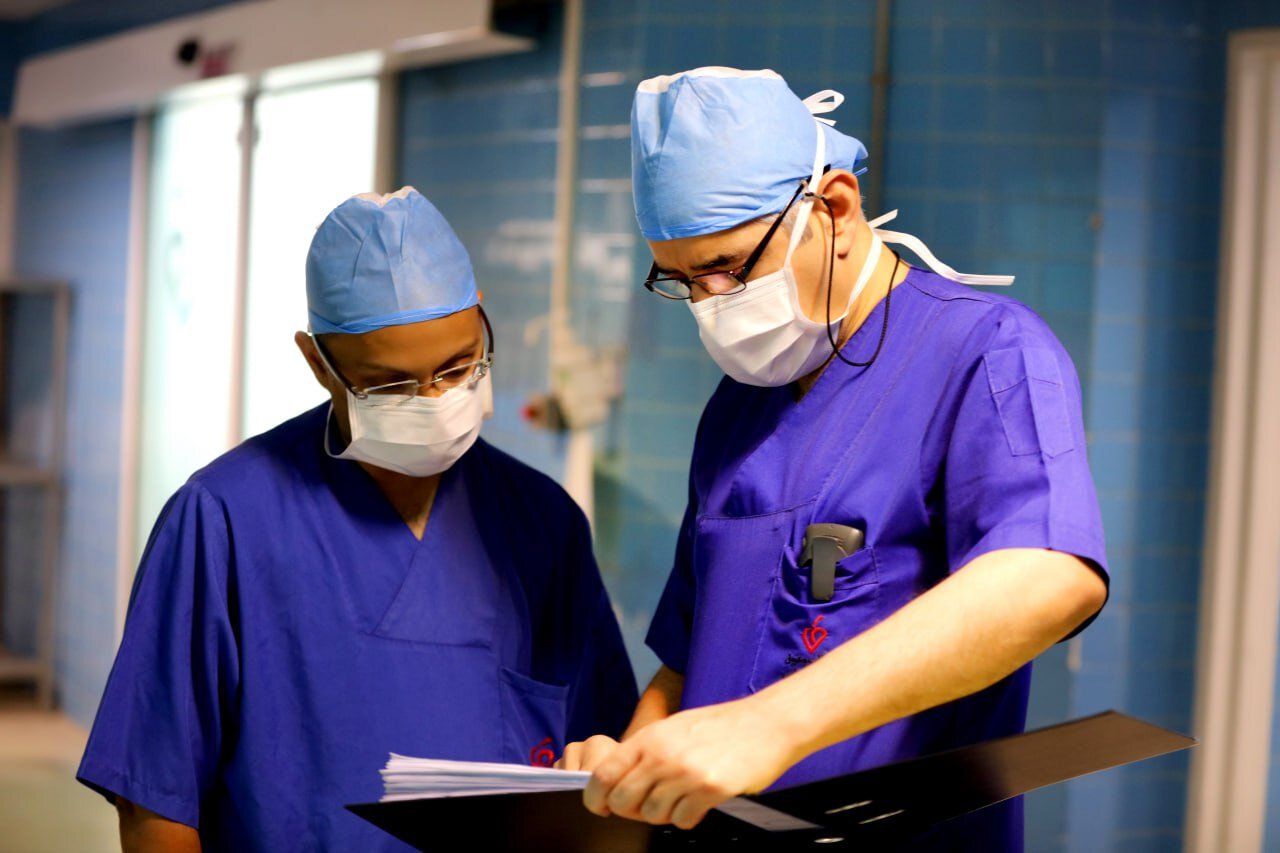 جراح ایرانی که تا پایان ۱۴۰۵ همه وقتهایش پُر است | گفتوگو با حاذقترین پزشک جراح قلب نوزدان ؛ دستمزد جراحی قلب کمتر از تعویض روغنیهاست