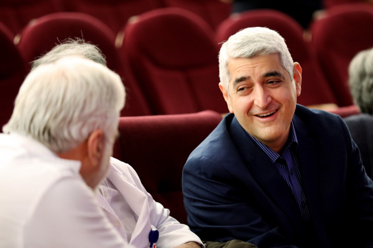 جراح ایرانی که تا پایان ۱۴۰۵ همه وقتهایش پُر است | گفتوگو با حاذقترین پزشک جراح قلب نوزدان ؛ دستمزد جراحی قلب کمتر از تعویض روغنیهاست