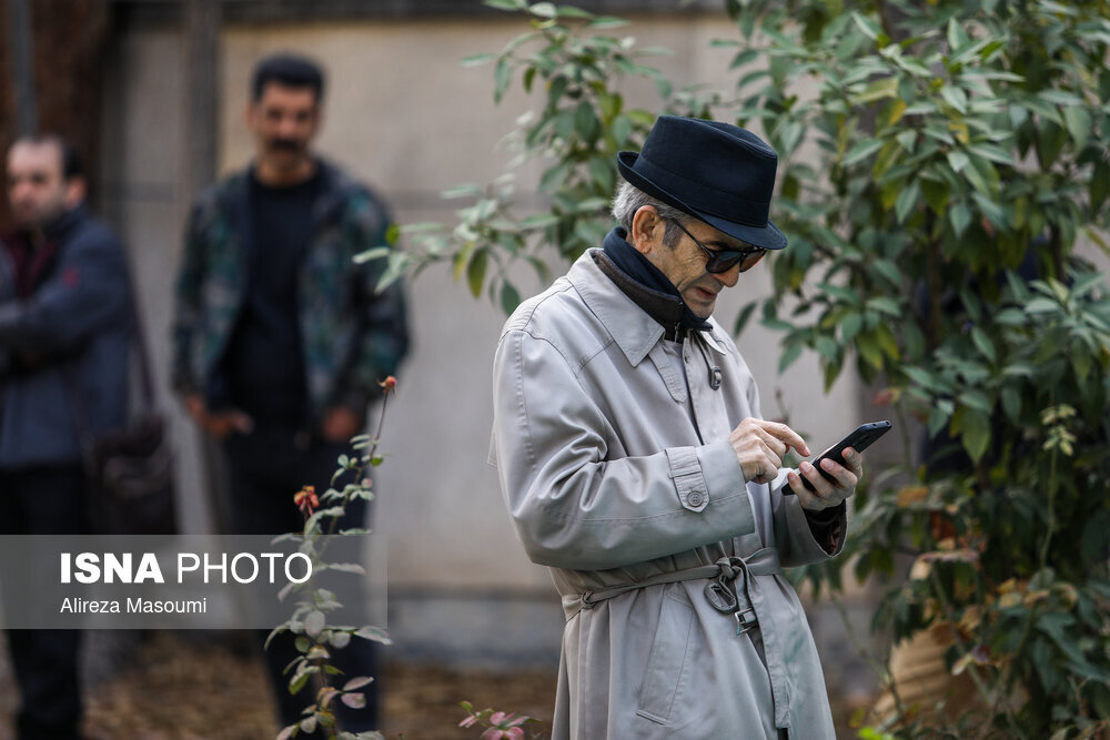 تصاویر تیپ خاص و عجیب بازیگر برره در مراسم تشییع رضا صفاییپور (طوفان)