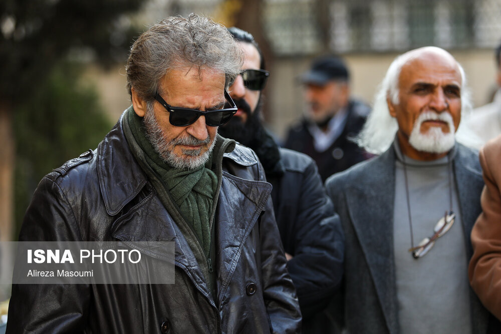 گلایه ابوالفضل پورعرب از برخی هنرمندان در مراسم تشییع رضا صفاییپور | طوفان از یک چیز رنج میبرد که الان میبینم حق داشت