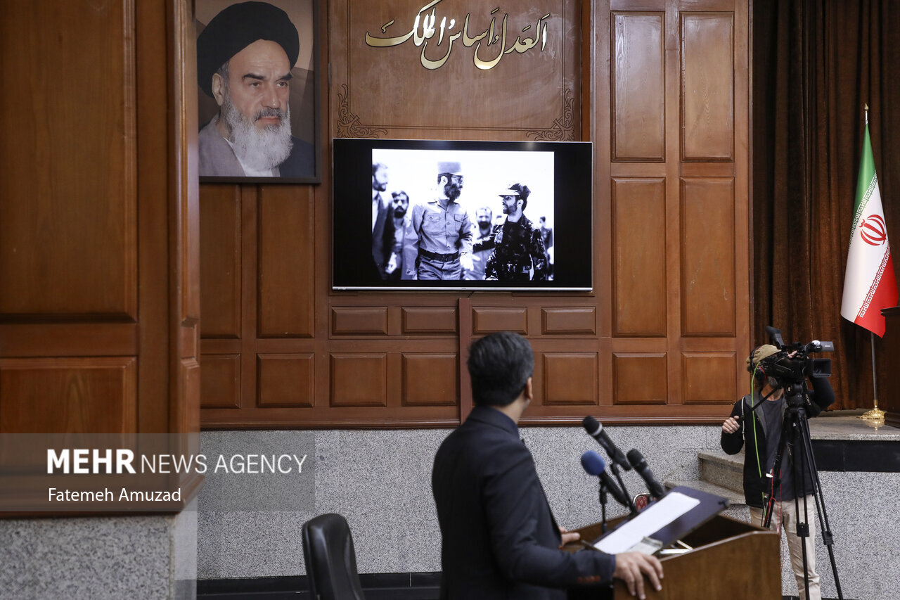 پخش تصویری از رهبر انقلاب در دومین دادگاه منافقین | عکس
