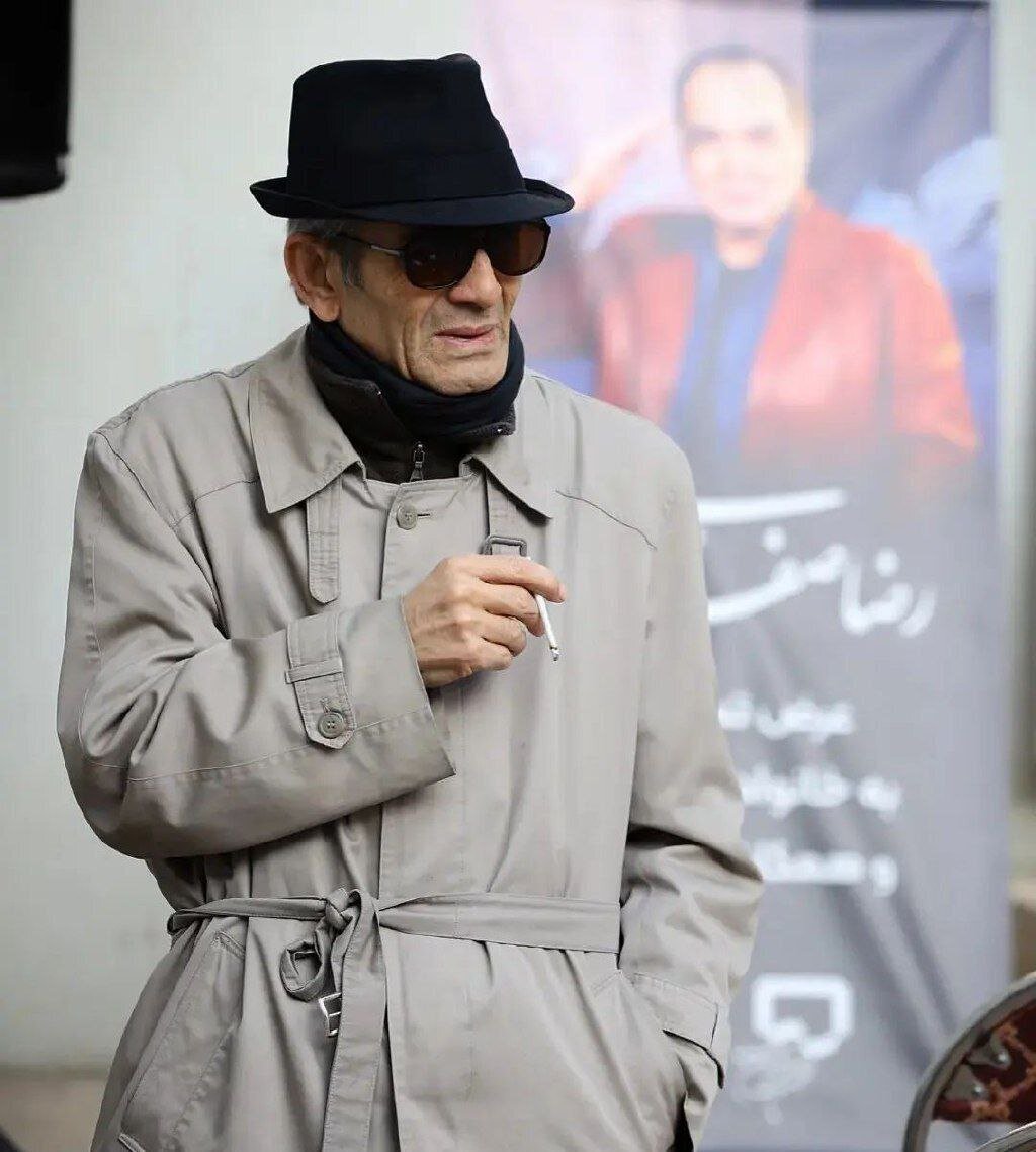 تصاویر تیپ خاص و عجیب بازیگر برره در مراسم تشییع رضا صفاییپور (طوفان)