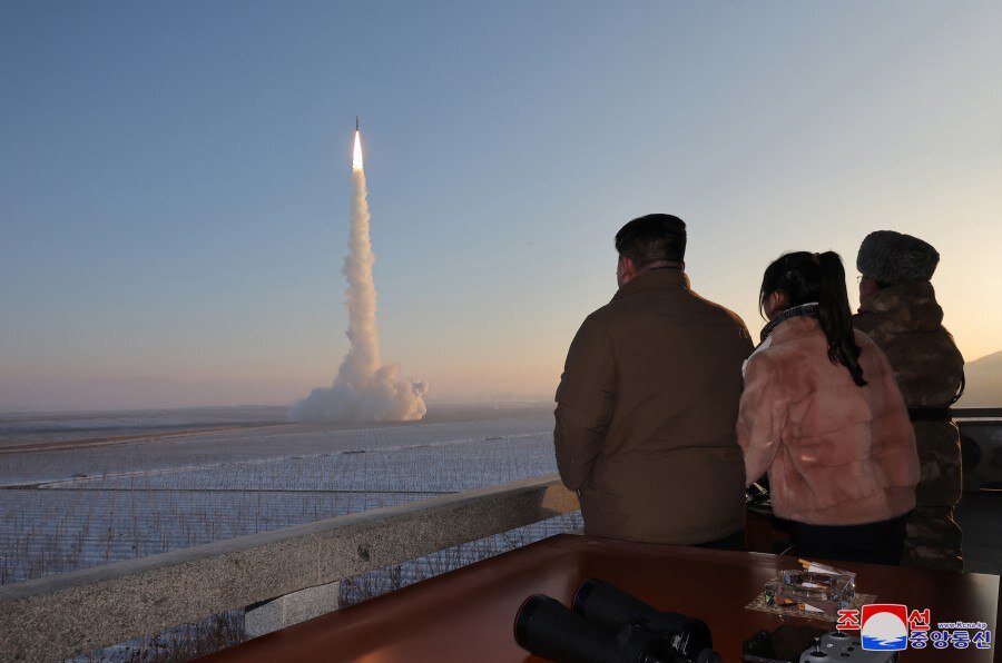 کیم جونگ اون یک موشک بالستیک آزمایش کرد و به آمریکا هشدار داد | تصاویر