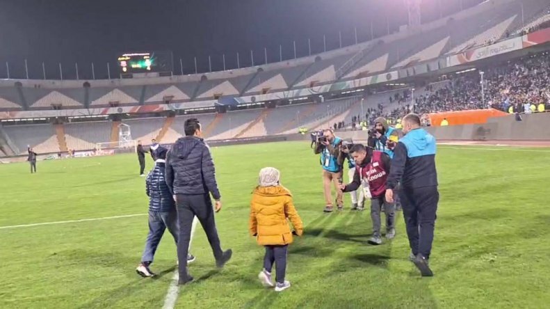 تصاویر جشن خانوادگی نکونام در آزادی | شادی خاص جواد و دور افتخار در ورزشگاه