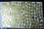 جاسازی ماهرانه سکه‌های عتیقه در ساک مسافرتی
