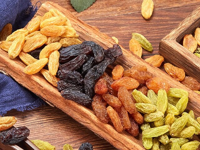 انواع کشمش را بشناسید ؛ فرق کشمش تیزابی و آفتابی | نکات کلیدی برای انتخاب بهترین کشمش | فواید و خواص کشمش برای سلامتی چیست ؟