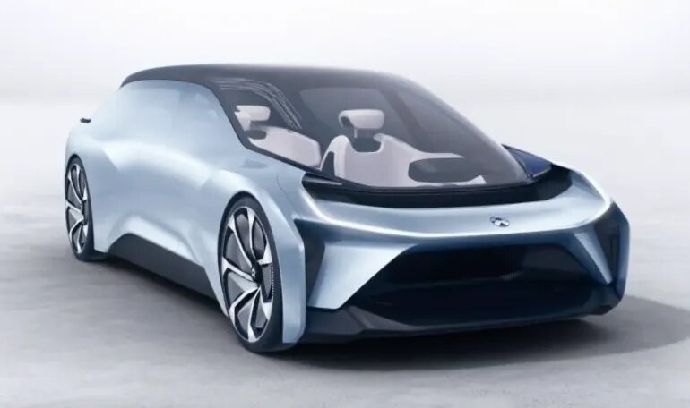 تصاویر | دوئل یک چینی با مرسدس بنز مایباخ | آغاز پایان حکمرانی خودروسازان سنتی