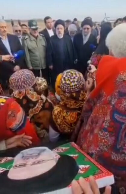 عکس | واکنش جالب رئیسی به هدیه دختر ترکمن | من یک طلبه هستم کاش...