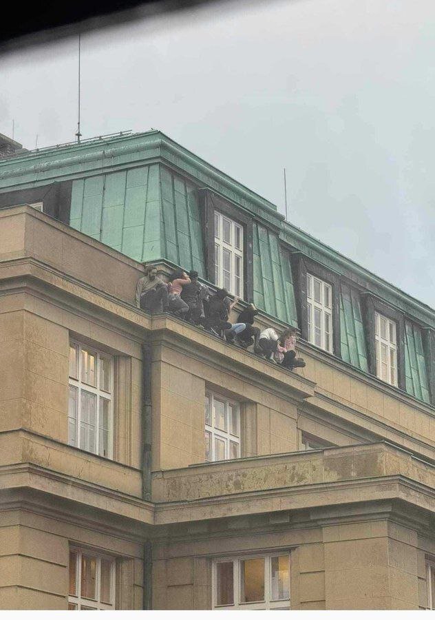 لحظات تیراندازی در دانشگاه پراگ | تصویری دردناک از نحوه پناه گرفتن دانشجویان | عکس و هویت تیرانداز فاش شد + فیلم و عکس