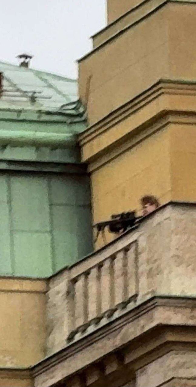 لحظات تیراندازی در دانشگاه پراگ | تصویری دردناک از نحوه پناه گرفتن دانشجویان | عکس و هویت تیرانداز فاش شد + فیلم و عکس