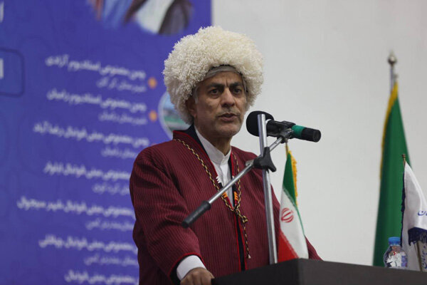 عکس| تیپ و چهره متفاوت وزیر ورزش هنگام سخنرانی | تلپک روی سر کیومرث هاشمی