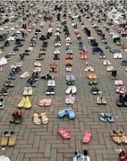 عکس | مردم هلند ۸ هزار جفت کفش کودکانه را به یاد کودکان غزه در خیابان به نمایش گذاشتند