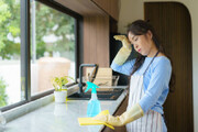 سلامت خود را فدای انجام کارهای خانه نکنید! | نظافت خانه به بهای از دست رفتن سلامت پوست، ریه و عضلات!