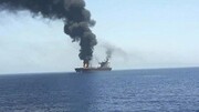 کشتی تجاری آمریکا در نزدیکی آب های یمن آتش گرفت + فیلم