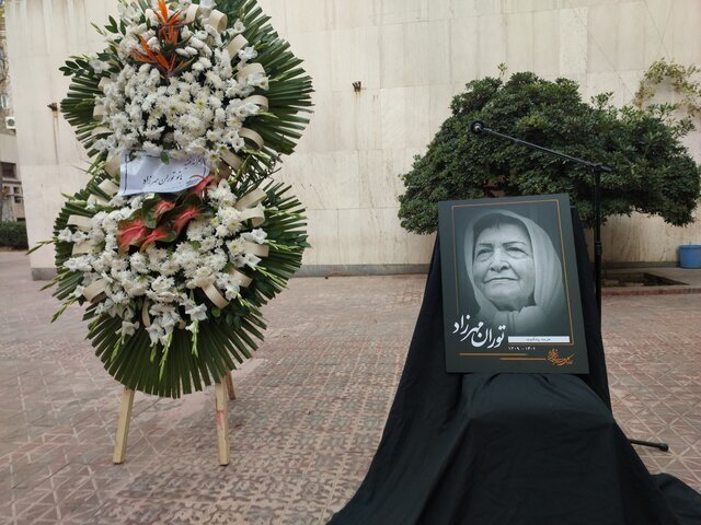 تصاویر مراسم وداع با پیکر توران مهرزاد ؛ هزینه مراسم ترحیم خرج خیریه شود