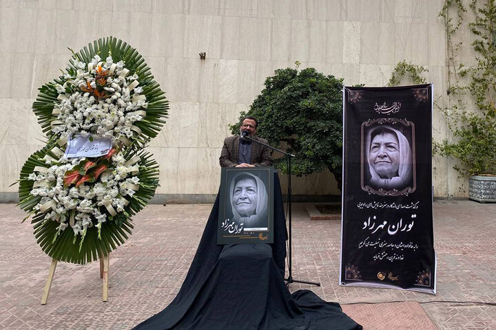 تصاویر مراسم وداع با پیکر توران مهرزاد ؛ هزینه مراسم ترحیم خرج خیریه شود