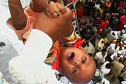 تصاویری از برگزاری یک آیین وحشتناک توسط هندوها | پرتاب نوزاد از ارتفاع ۱۵ متری!