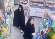 تصاویر سرقت ۲ زن از یک فروشگاه در قائمشهر | علامت دادن سارق را به شریکش ببینید!