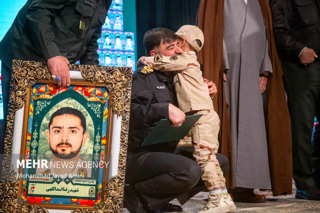 عکس | بغل کردن سردار رادان به جای پدر شهید