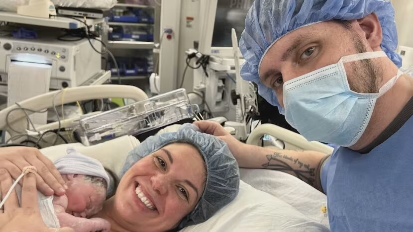 معجزه کریسمس: تولد دو نوزاد دو قلو در دو روز از دو رحم یک زن