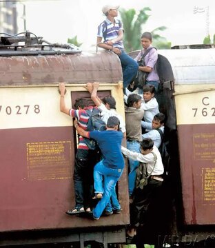 قطارهایی که هندی‌ها را به مقصد می‌رسانند!