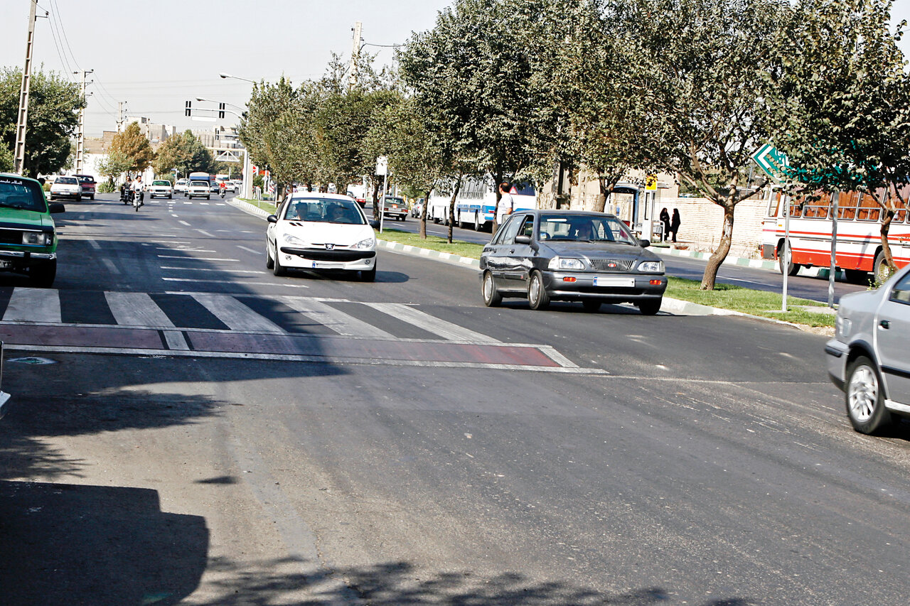نگه داشتن پدال ترمز هنگام عبور از دست انداز ؛ اشتباه رایج رانندگی که خودرو را خراب میکند