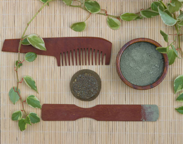 درمان موهای خشک و وزوزی از دیدگاه طب ایرانی | چرا موها خشک و بیحالت میشود و چطور میتوان به شادابی و آب رسانی آنها کمک کرد؟