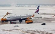 تصاویر دیدنی از یخ زدایی هواپیما با دستگاه های پیشرفته | فیلم