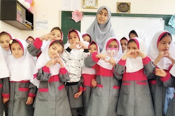 گفت‌وگو با معلمی که با " وقتی معلم کلاس اولی " معروف شد | بامزه‌ترین کلاس ایران را دارم (فیلم)