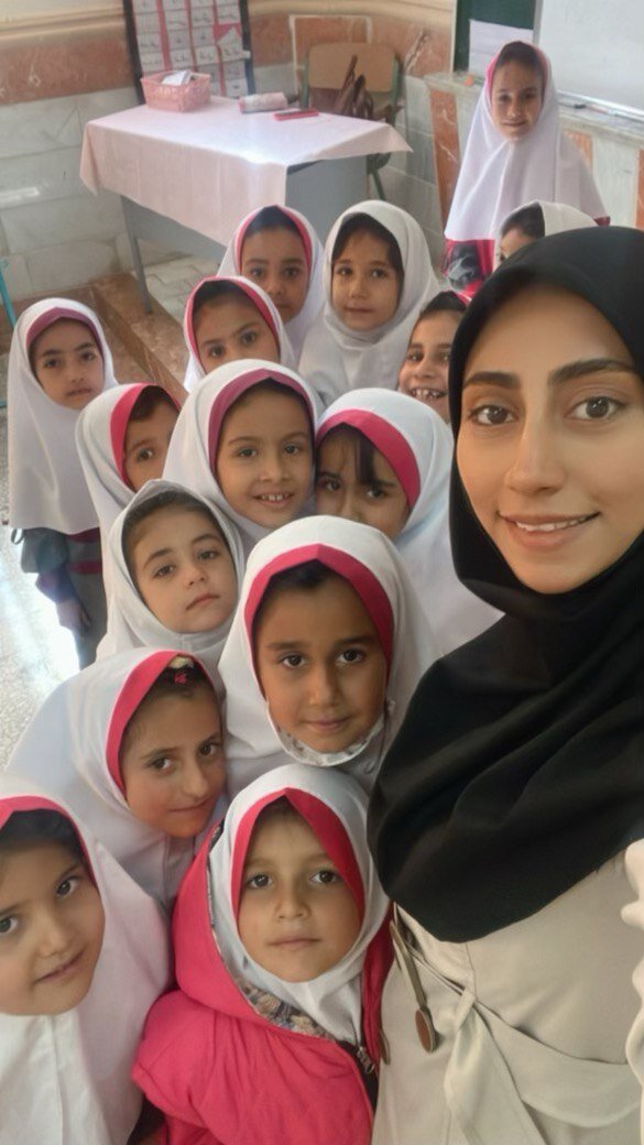 گفت‌وگو با معلمی که با " وقتی معلم کلاس اولی " معروف شد | بامزه‌ترین کلاس ایران را دارم (فیلم)