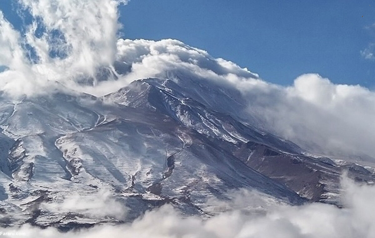 نمایی زیبا از قله دماوند در ابرها