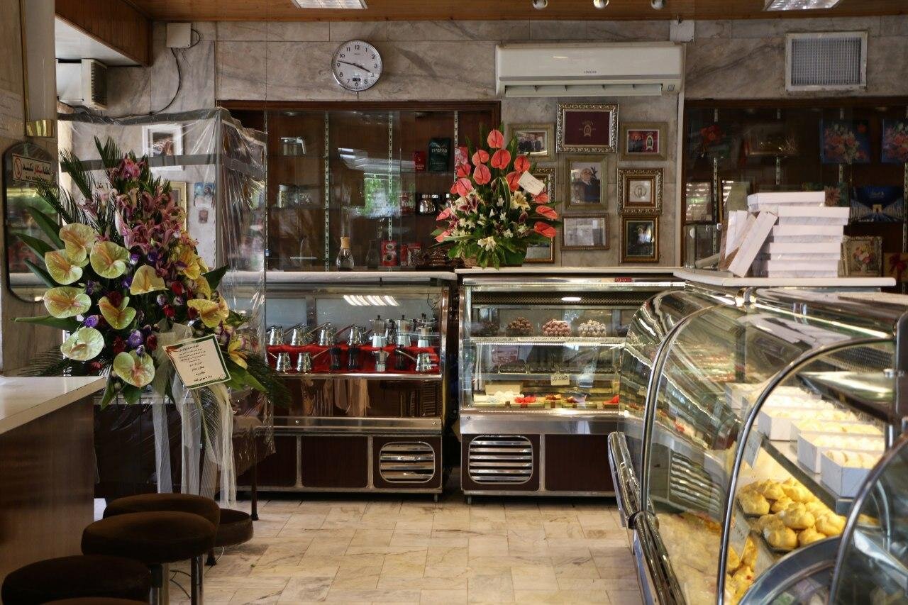 گشتی در کافهها و قنادیهای نوستالژیک تهران که بنیانگذاران ارمنی دارند | موسیوهای خوراکیهای خوشمزه