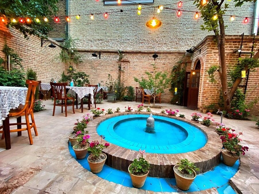 گشتی در کافهها و قنادیهای نوستالژیک تهران که بنیانگذاران ارمنی دارند | موسیوهای خوراکیهای خوشمزه