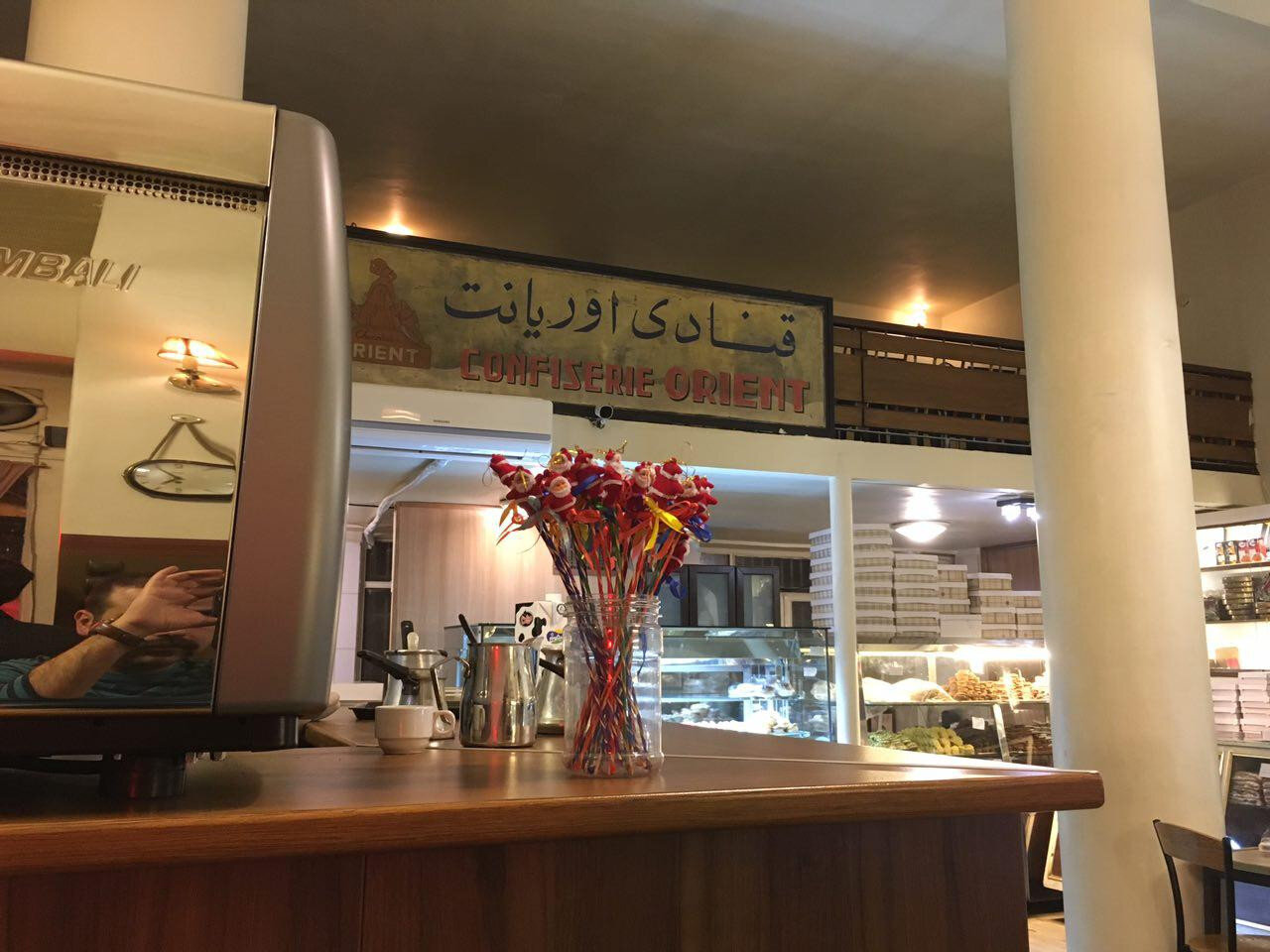 گشتی در کافهها و قنادیهای نوستالژیک تهران که بنیانگذاران ارمنی دارند | موسیوهای خوراکیهای خوشمزه